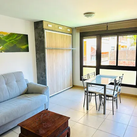 Sun, Relax, 1ch, Heated Pool Access 아파트